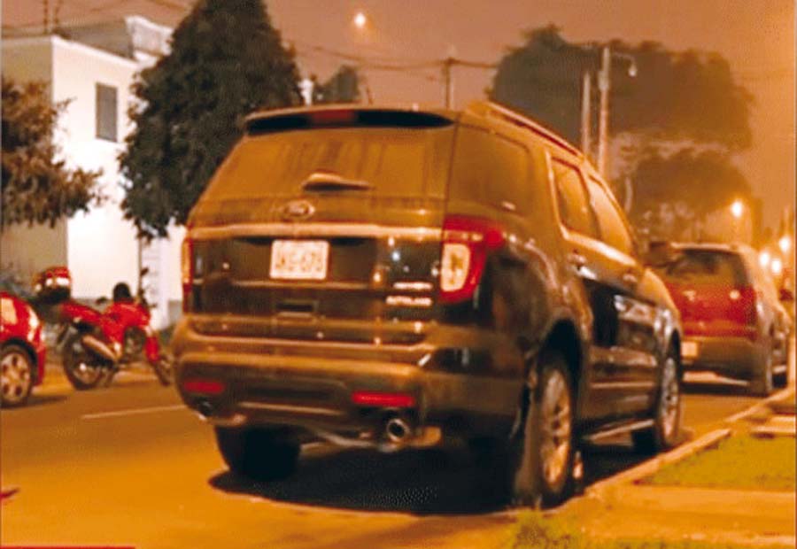 Tiran bombas a candidata