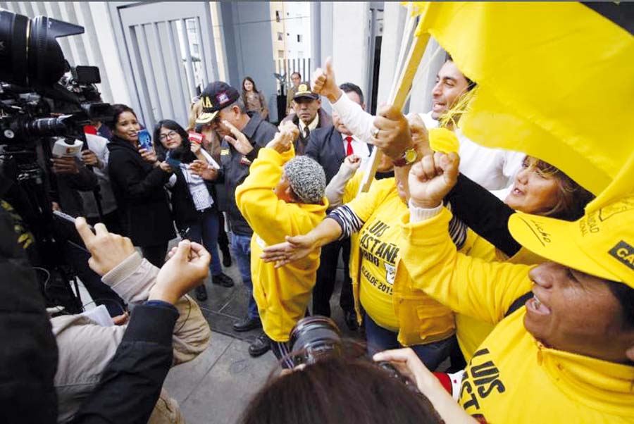 Urresti explota luego de ser abordado por portátil de SN