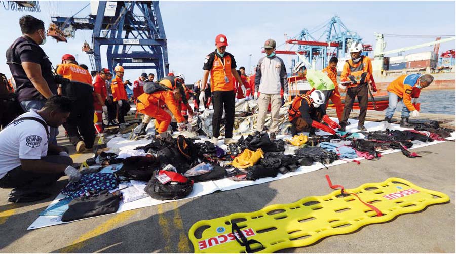 Avión nuevo con 189 personas cae al mar en Indonesia