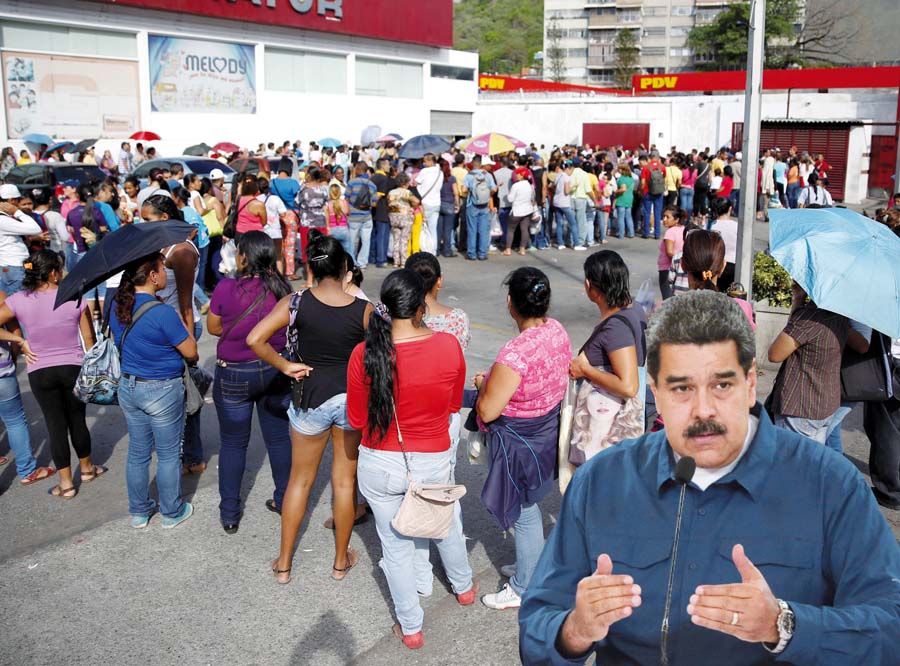En Venezuela las colas son el común denominador. Escasez de todo, un panorama similar al Perú de la segunda década del 80. Nicolás Maduro los lleva a ese abismo 