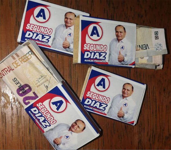 Segundo Díaz candidato a la alcaldía provincial de Cañete entregó billetes de 20 soles dentro de cajas de fósforos
