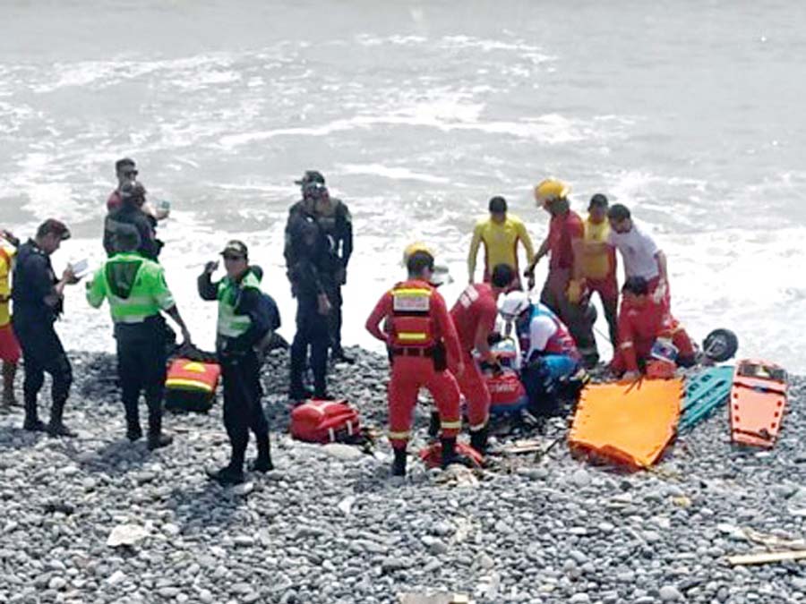 Cae parapente en la playa
