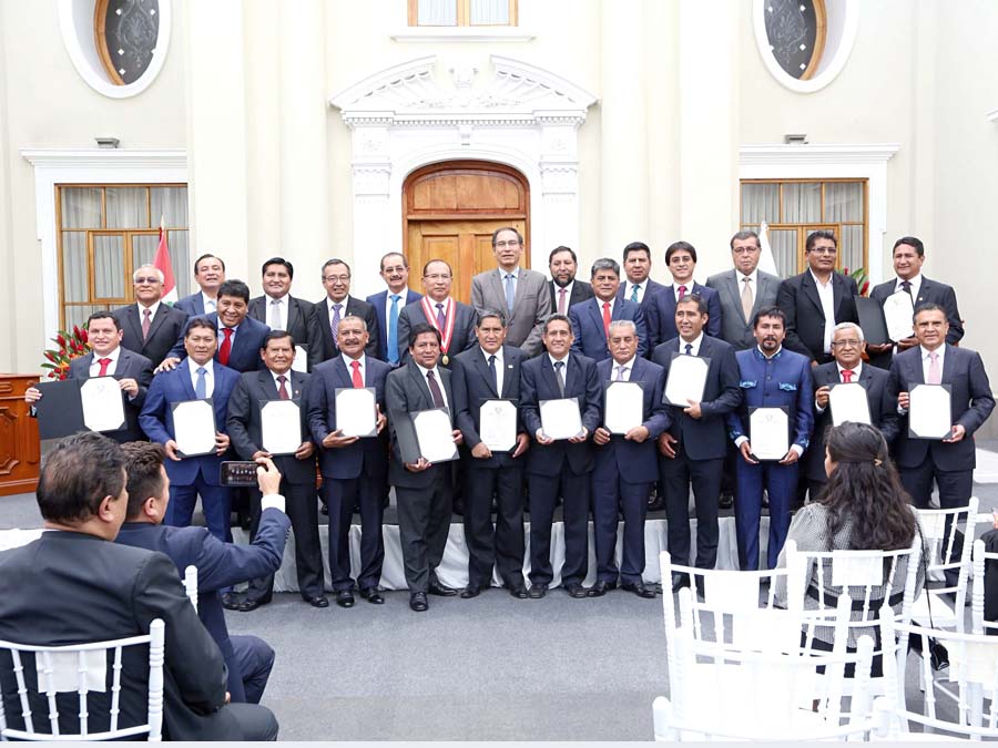 Entregan credenciales a 25 gobernadores regionales Entregan credenciales a 25 gobernadores regionales