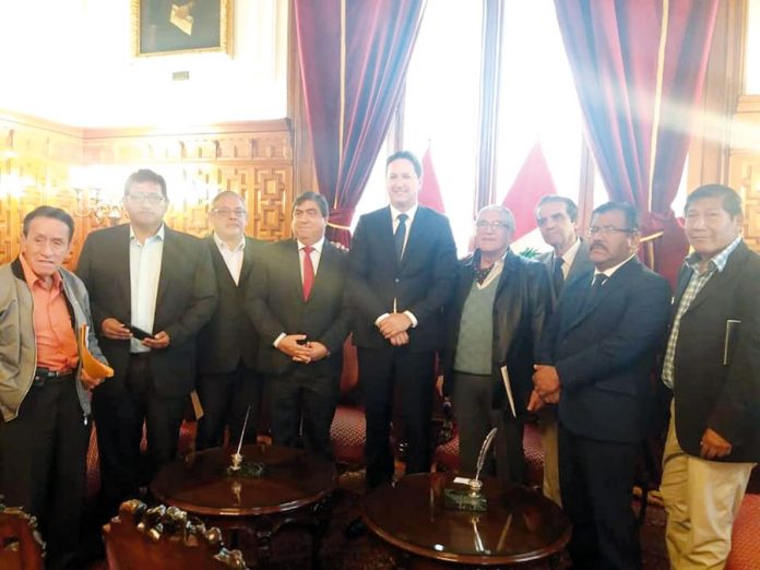 Daniel Salaverry y miembros de la Asociación de Fonavistas y Pensionistas del Perú