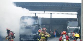 Incendio destruye dos buses