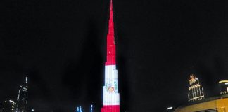 Bandera de Perú se iluminó en Burj Khalifa en Dubai Burj Khalifa en Dubai