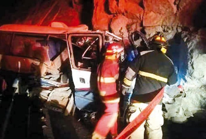 Cúster se choca con cerro y mueren 19 en fiestas patrias