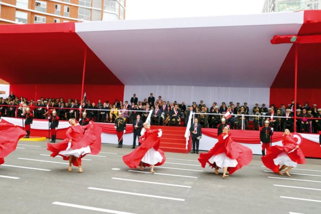 Gran Desfile patrio se rindi&oacute; homenaje al Per&uacute;