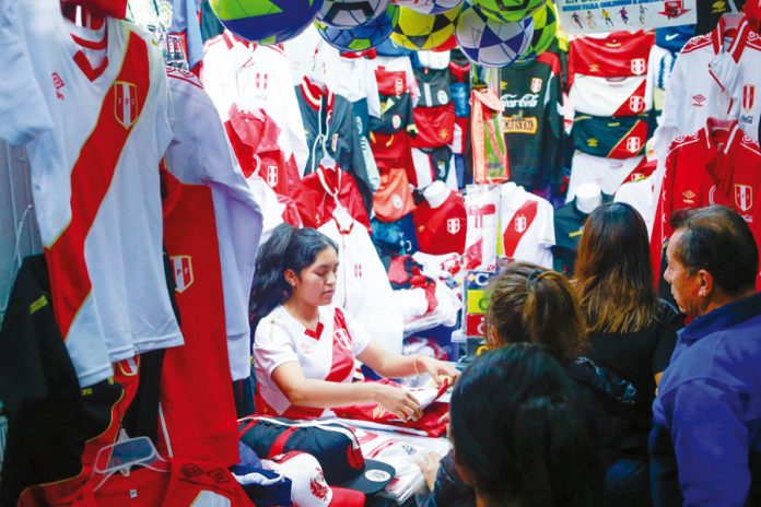 Venta de camisetas alusivas a la selección nacional de fútbol