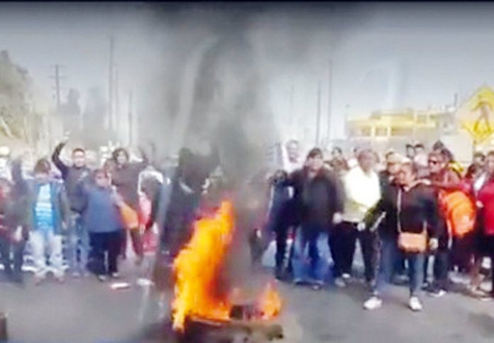 Carretera Central fue bloqueada por trabajadores del Minsa