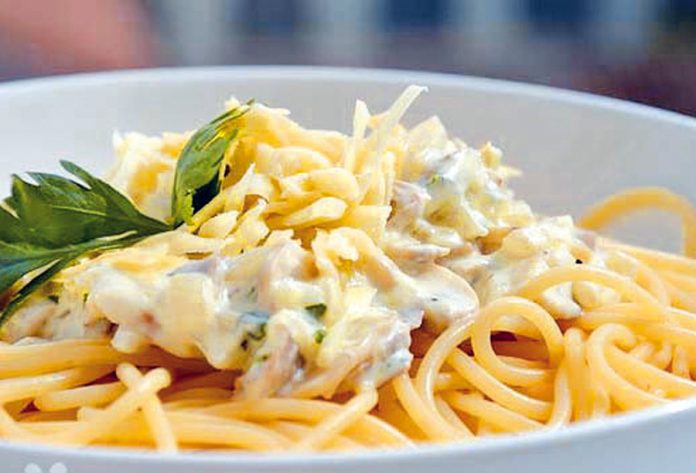 Espaguetis en salsa de champiñones