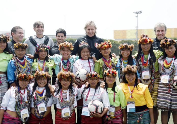 Gareca se encontró con futbolistas de pueblos originarios Gareca se encontró con futbolistas de pueblos originarios