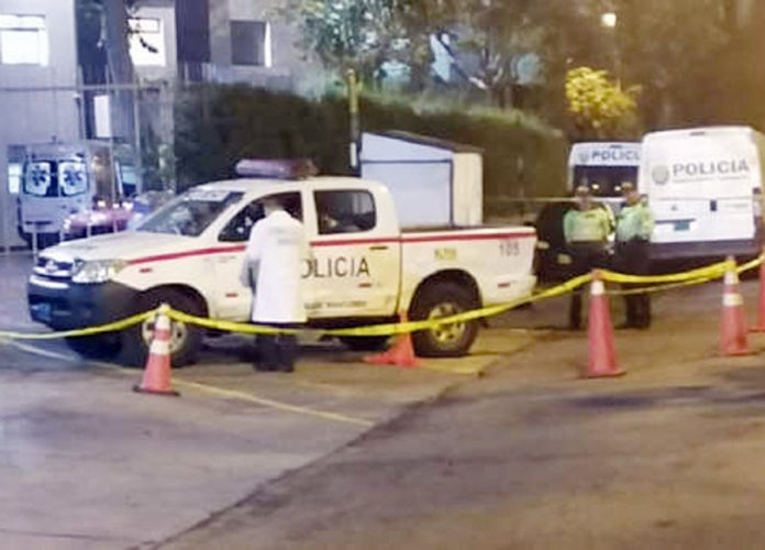 Mujer que iba en patrullero manipula arma de policías y se suicida
