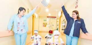 Niños reciben quimioterapia mientras juegan sobre ruedas