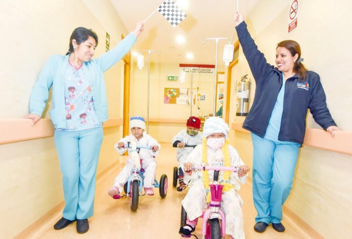 Niños reciben quimioterapia mientras juegan sobre ruedas