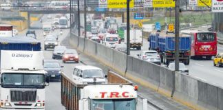 Exigen que camiones circulen por izquierda para no toparse con combis Transporte