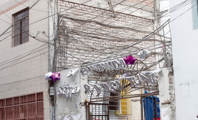Cables aéreos en el Centro de Lima