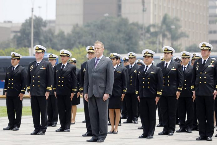 Jorge Muñoz en la ceremonia del aniversario 198 de creación de la Marina de Guerra del Perú en la Plaza Miguel Grau