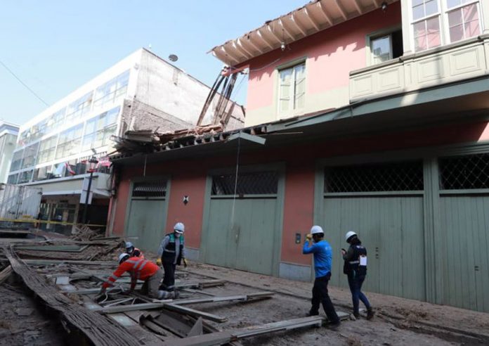 Se desploma balcón en jirón Carabaya en el Centro de Lima