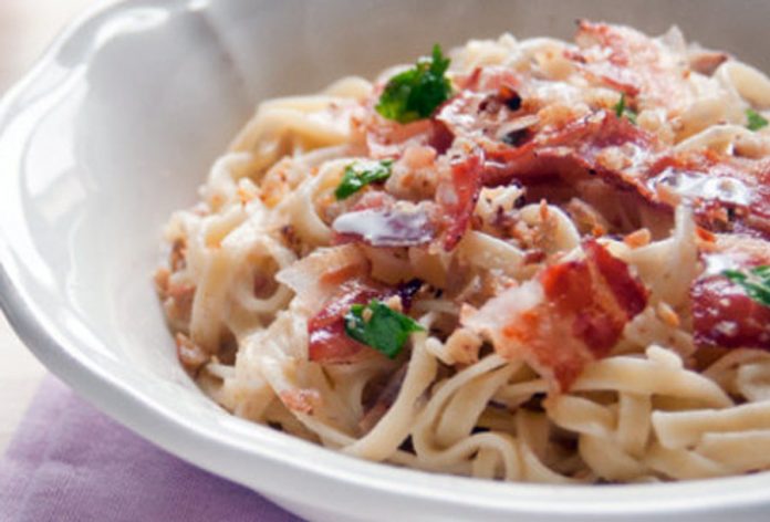 Tallarines con tocino