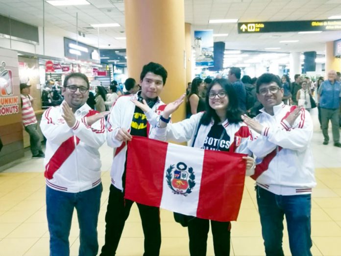 Anthony Valladolid y Mayli Tafur, ganadores del concurso nacional de robótica MakeX Perú 2019