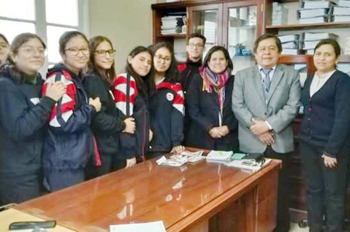 Escolares del Colegio Abraham Valdelomar