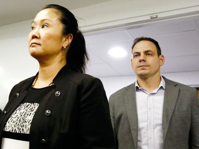 Keiko Fujimori y su esposo Mark Vito Villanella