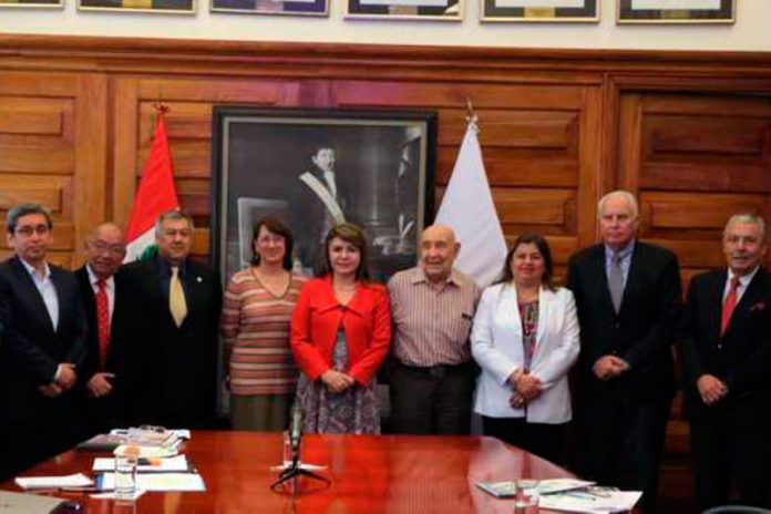 Ocho exministros respaldan decreto de urgencia de cobertura universal de salud