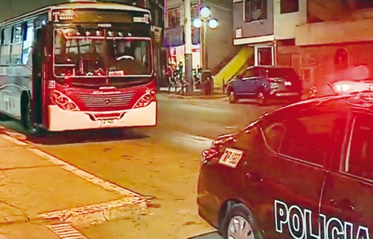 Rateros asaltaron micro y disparan a policía