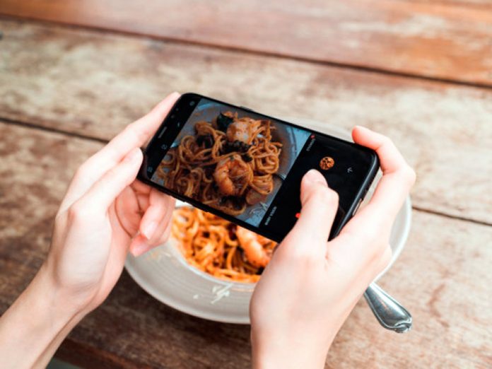 Celulares a la hora del almuerzo Celulares a lahora del almuerzo