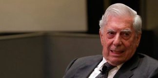 Vargas Llosa hace nuevo papelón Mario Vargas Llosa