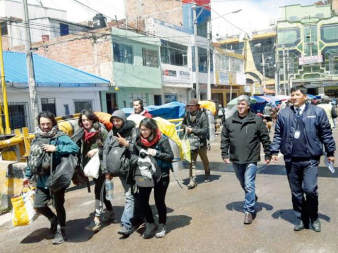 Expulsaron del país a turistas que dañaron Machu Picchu