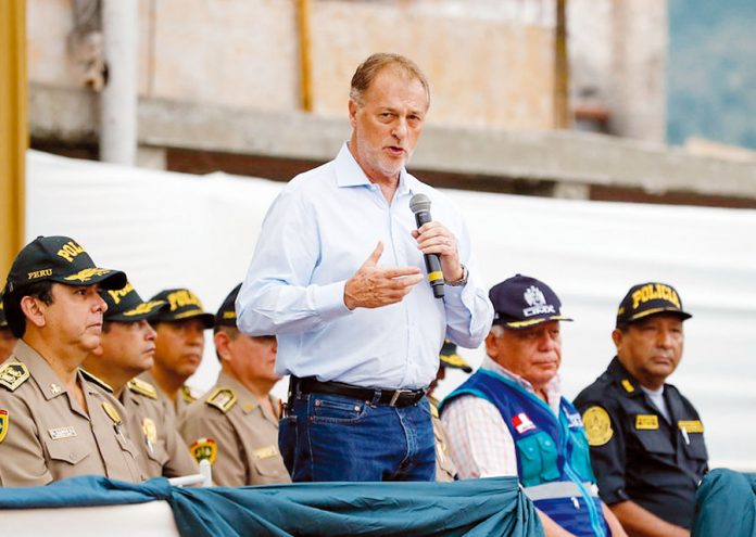 Jorge Muñoz, junto al teniente general PNP Gastón Rodríguez, presentaron el plan de patrullaje integrado