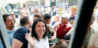Keiko Fujimori fue a votar ayer a la Institución Educativa Abraham Roldán Poma ubicada en el distrito de Santiago de Surco