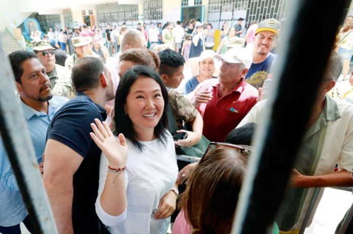 Keiko Fujimori fue a votar ayer a la Institución Educativa Abraham Roldán Poma ubicada en el distrito de Santiago de Surco