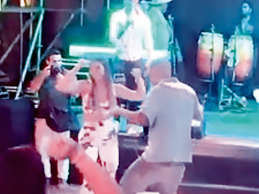 Paolo y Alondra bailan en cumpleaños