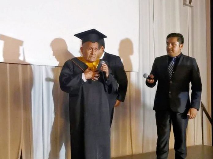 Abuelito de 89 años, Alejo Hermógenes Ruiz Rubio se gradúa como técnico electrónico