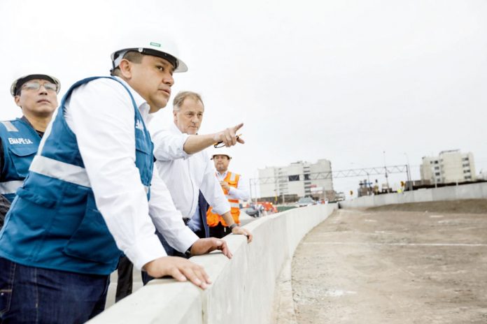 Alcalde Muñoz inspeccionó avance de tramo Escardó – Virú en Costa Verde