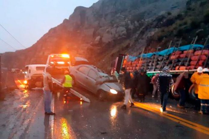 Colisión entre un auto con vehículo semiremolque, carretera central