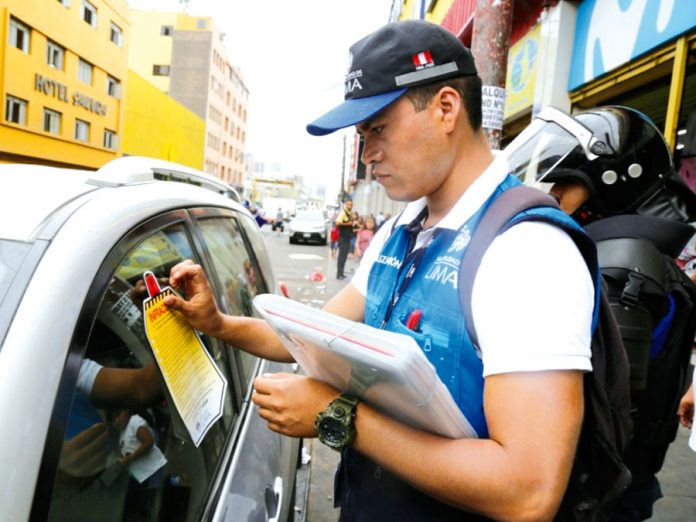 Comuna limeña sancionó a más de 400 vehículos mal estacionados