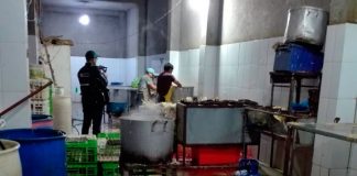 Intervienen local donde comercializaban pollos en pésimas condiciones