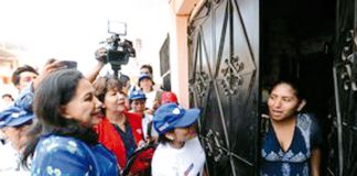 Ministra recorrió casas para prevenir violencia contra féminas