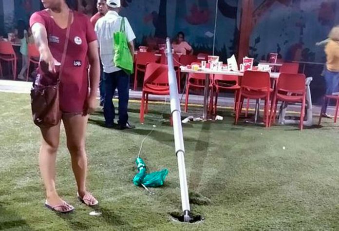 Tubo de metal en local de comida rápida aplastó a clienta Tubo de metal en local de comida rápida aplastó a clienta