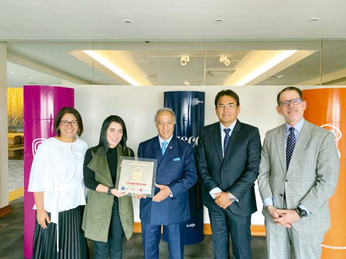 USIL entrega certificación a restaurante Cuzco