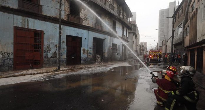 Incendio en solar El Buque