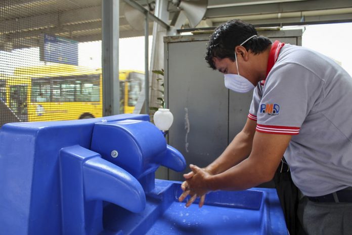 Intensifican medidas de salubridad en estaciones del Metropolitano