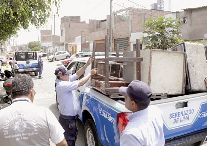 Desocupan calles colindantes al Coliseo Amauta