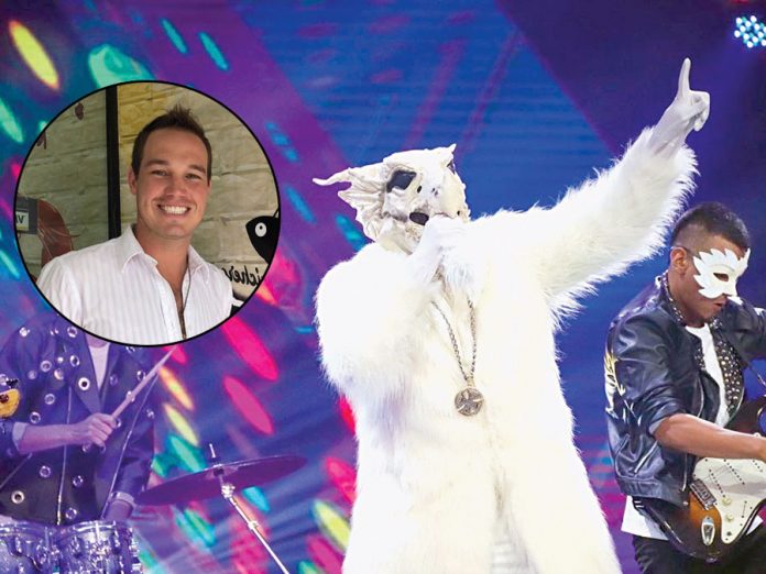 George Forsyth canta y se disfraza por obra social