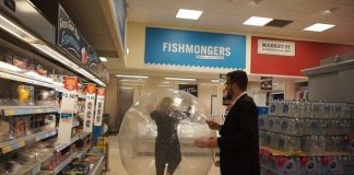 Mujer compra en el super dentro de una pelota inflable (Foto: Newsflare)