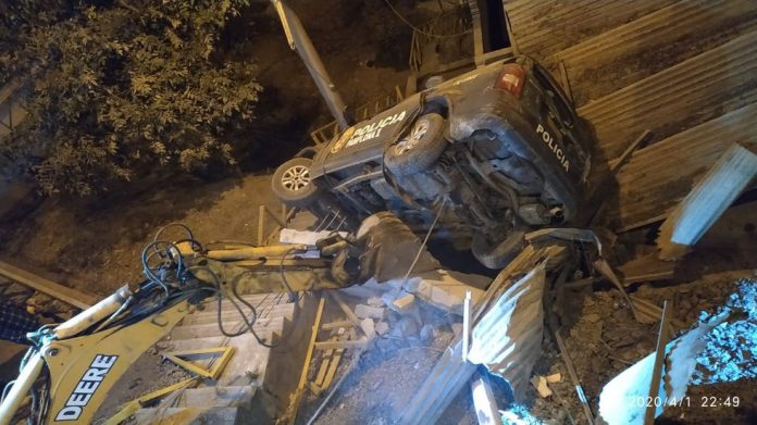 Patrullero cae de cerro y aplasta vivienda en Pamplona